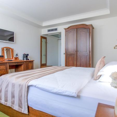Hotel Garden พริสตีนา ภายนอก รูปภาพ